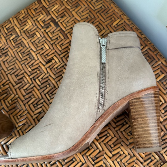 Donald J Pliner Boots in EUC 8.5M
Peep Toe Heels Taupe Leather Buckle
"Kara" - Picture 5 of 9